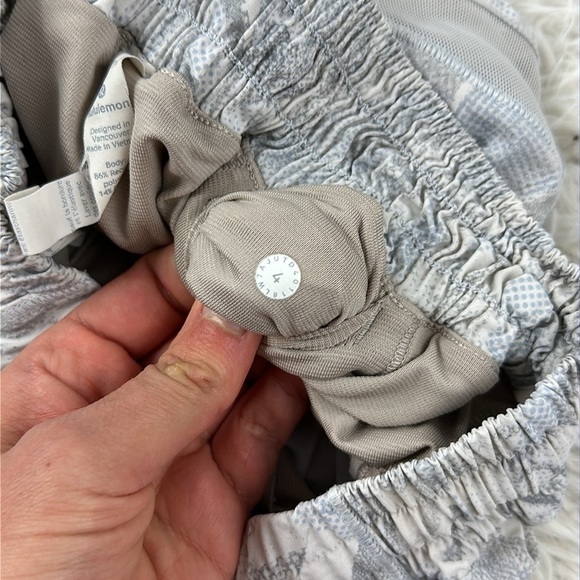 Lululemon Hotty Hot Short II *Long 4" Jasmine White Multi / White - Picture 4 of 5